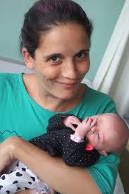 Luna est née avec trois semaines d'avance sur le canapé du salon