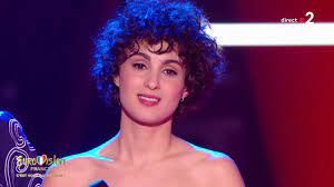 Écoutez moi moi la chanteuse à demi parlez de moi à vos amours, à vos amis parler leur de cette fille aux yeux noirs et de son rêve fou moi. Singer Barbara Pravi Will Represent France In Rotterdam Archyde