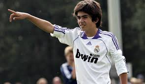 Zinedine zidane met his wife veronica fernandez when he was only 17 years old and the couple married in 1994. Enzo Zidane Im Portrat