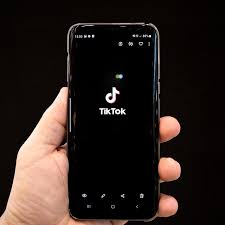Nelle challenge, giovani e giovanissimi entrano nella logica della sfida e, riprendendosi sui social le challenge hanno presa su di loro perché hanno un'identità in formazione. What Is Blackout Challenge 10 Year Old Girl Dies In Italy After Trying Tiktok Challenge