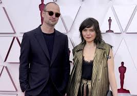 Pentru mai multe idei de cadouri, dar si decoratiuni si ornamente de crăciun, va recomandam urmatoarele magazine online mindblower, carturesti.ro, aoro, elefant.ro, bonami si fiton. The Christmas Gift Cadoul De Craciun Posts Facebook