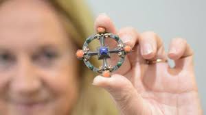 Un buscador de tesoros encuentra un raro anillo de bodas medieval que  podría subastarse en $47,000 dólares