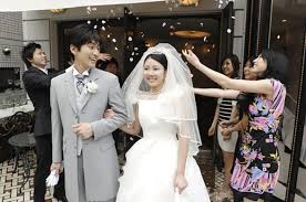 After the ceremony, the couple welcomes all the guests, and during recent decades, japanese couples have introduced many western elements to japanese weddings. Japanese Wedding Etiquette 7 Steps From Rsvp To Afterparty Plaza Homes