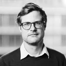 Ein neues Stahlross dampft durch den Park