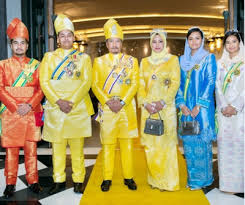 Sultan kedah, tuanku abd halim muadzam shah dan sultanah tuanku hajah haminah hamidun berkenan berangkat ke majlis jamuan teh sempena sambutan ulangtahun. Maharum Bugis Syah Mbs