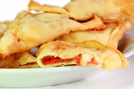 Una ricetta veloce e adatta anche ai principianti in cucina, perché facilissima. Calzoni Veloci Di Sfoglia Con Pomodoro E Mozzarella