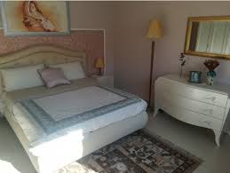 Siamo outlet nel senso che pratichiamo sconti tra il 25% e il 40% rispetto ai prezzi di listino delle aziende che trattiamo. Camere Da Letto Classiche Sconti Del 40 50 60