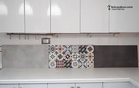 Hoy en día la técnica de embellecer las paredes por medio de los revestimientos es común encontrarla en lugares como la cocina, baños, techos, escaleras, fachadas y frentes, piscinas y dormitorios. Renovar El Revestimiento De La Cocina Sin Obras Video Tutorial