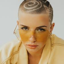 Original lyrics of tenemos que hablar (english translation) song by bad bunny. Jazmyne Joy Went From Bad Bunny Stan To Starring In Caro Paper