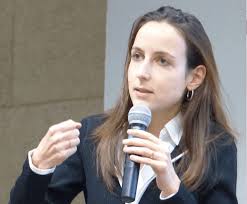 Fake news, conflits d'intérêt... La crise médiatique selon Julia Cagé