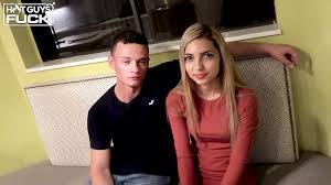 Des ados de 18 ans font lamour pour la première fois | xHamster