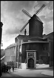 Paris 1950 Moulin De La Galette The Setting Of Renoir S 1876 Painting Dance At Le Moulin De La Galette Still On Vieux Paris Photos Anciennes Paris Photo