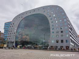 Zahlreiche weltstädte wie barcelona, kopenhagen oder stockholm sind bereits mit dem phänomen vertraut: Markthalle Rotterdam Wo Die Xxl Fruchte Von Der Decke Hangen