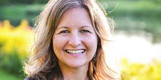 Lori Bin's Instagram, Twitter & Facebook