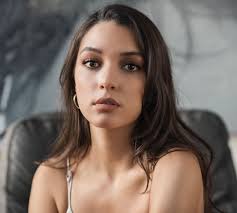 She spent her childhood years in karşıyaka and moved to istanbul in 2013. 230 Damla Colbay Ideas Turkish Actors Turkish Beauty Chic Case