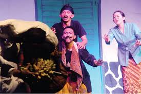 Kadang orang sunda butuh juga apalagi soal percintaan dan persahabatan. Satu Panggung Aneka Lakon Sunda