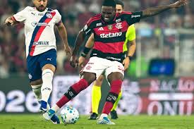 Evertton Araújo exalta Jardim por boa fase no Flamengo: 'Converso muito'