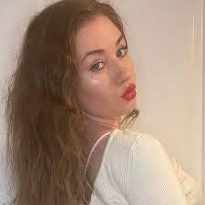 Katie Dee's Instagram, Twitter & Facebook