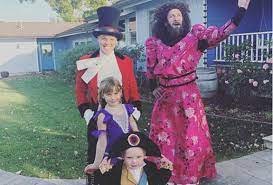 Willow performed on abc's airing of the disney holiday singalong in november 2020. Pink And Her Family Win Halloween With Their Special Tribute To The Greatest Showman Practical Parenting Australia