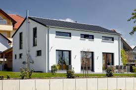 Das geradlinige einfamilienhaus von gussek haus sticht hervor durch sein zwerchhaus in der mitte des hauses und wird durch die dunkle klinkerfassade perfekt abgerundet. Fertighaus Einfamilienhaus Hoheneck Gussek Haus