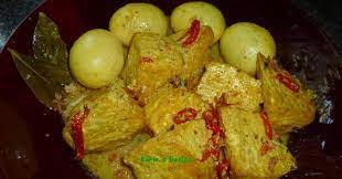 Masak dengan api kecil hingga bumbu meresap dan air menyusut. Bumbu Tempe Bacem Kuning