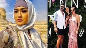 Aktris yang akrab disapa jupe itu sudah dirawat intensif innalillahiwainailaihirojiun, telah berpulang kakak kami tercinta julia perez. 2 Tahun Ditinggal Julia Perez Meninggal Dunia Begini Kehidupan Gaston Castano Masih Ingat Jupe Tribun Timur