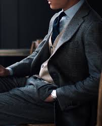 Depuis plusieurs siècles, le port du gilet est l'apanage des hommes élégants. Le Cardigan Meilleur Ami De L Homme Elegant