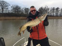 Samma härledning har engelskans pike som betyder pik och franskan brochet, bildat av broche, vilket betyder brosch eller nål. Find E M All Home Facebook