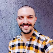 Ronaldinho se apagó a los 27. Si su prime hubiera durado cinco años más, un  Messi-Ronaldinho-Cristiano en su pico habría sido cine de adulto. Pero él  eligió otra magia: noches largas, botellas