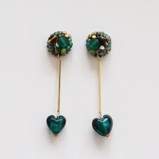 ヴィンテージや海外等さまざまなビーズで刺繍を施したmatoricariaオリジナルイヤリングです 注文前の注意事項に目を通したあとご購入ください ピアスへ交換不可 こちらの価格には消費税が含まれています 送料は別途発生いたします スタッドイヤリング