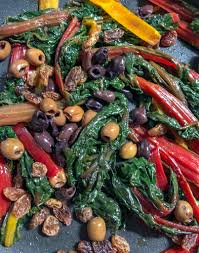 Perfette per chi è a dieta, sono indicate per chi soffre di ipertensione, intestino pigro e anche per chi ha cuore la salute della propria pelle. Spaghetti Alle Bietole A Coste Rosse E Gialle Gourmama