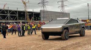 Hier finden sie schnell den richtigen broker. Elon Musk Fahrt Im Tesla Cybertruck Zur Gigafactory Und Macht Ein Ehrliches Gestandnis Wirtschaft