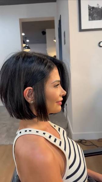 •Chic bouncy Bobby•, •cut the line straight across blunt as I want this to be a square bob., •connect the sides following the guide from the back of the head., •blowdry the hair straight with a lil ...