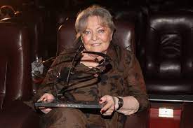 Georges tochter tanja, seine lebensgefährtin marika ullrich und der filmproduzent nico hofmann, ein langjähriger freund des schauspielers, nahmen nacheinander an beckmanns tisch platz. Der Erste Gotz George Preis Geht An Karin Baal B Z Berlin