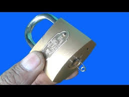 All you need is a lock and a paperclip. 3 Novyh Idei Kak Otkryt Zamok Bez Klyucha Poleznye Sovety I Hitrosti Zhizni Youtube Diy Lock Safety Pin Lock