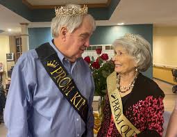 Assisted Living crowns Valentine's king and queen - The Oxford Eagle | The  Oxford Eagle