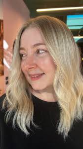 We gave this beauty a fresh, lived-in blonde with just the right amount of  sass by taking a little length off 💇‍♀️💛 you can see how different  lighting completely changes the tone. Same hair, new ...