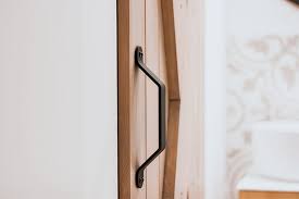 Die handtuchständer haben eine hohe funktionalität, da sie es ermöglichen. Kleines Badezimmer Mit Holzschiebeturen Platzsparend Und Schon Wirken Reno