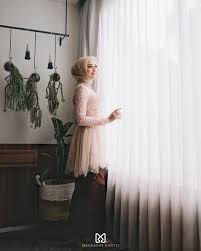 Adanya motif brokat pada pakaian akan membuat kesan mewah dan elegan bak putri raja. 15 Inspirasi Kebaya Lamaran Muslim Yang Bisa Kamu Tiru Updated 2020 Bukareview