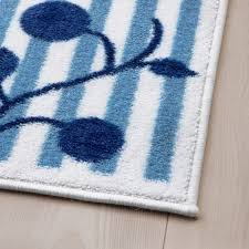 Ein erfrischender kontrast entsteht, wenn man dunkles blau strahlendem weiß gegenüberstellt. Gulsparv Teppich Gestreift Blau Weiss 133x160 Cm Ikea Osterreich