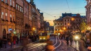 Your london trip can't be complete if you did not go for a show at london's west end theatre district. 7 Rute Kereta Wisata Euro Trip Yang Belum Pasaran