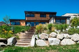 Obligatoirement, il va falloir créer une allée entre la porte d'entrée et la rue. Exterieur Avec Une Pente Une Colline Ou Un Talus Photos Et Idees Deco D Exterieurs Avril 2021 Houzz Fr