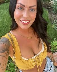 Jillian Cherry's Instagram, Twitter & Facebook