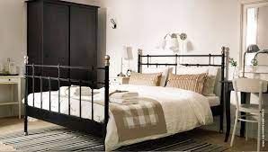 Sopra al letto puoi usare faretti a parete orientabili per dirigere la luce solo dove serve. Interieur Inspiratie 10 X Een Spijlenbed Interieur Inspiratie Smeedijzeren Bedden Slaapkamer Zwart Bed Thuis