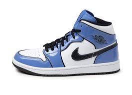 Apesar da cw 'banned' ter ganhado fama através do aj1 high, o modelo mid oferece aos uma evolução da silhueta. Buy Online Nike Air Jordan 1 Mid In Signal Blue Black White Asphaltgold