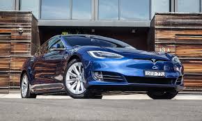 Los Coches De Tesla Hablaran A Los Peatones Y Elon Musk Nos Los Ensena Peaton Elon Musk Y Fotos De Coches