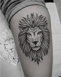 Der Lowe Steht Fur Kraft Starke Loyalitat Gerechtigkeit Weisheit Lebensmut Und Familiensinn Lowe Skizze Starke Tattoo Lowin Tattoo