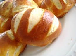750g Vous Propose La Recette Mauricette Petit Pains Alsaciens Notee 4 2 5 Par 219 Votants Food Pastry And Bakery Delicious Bread