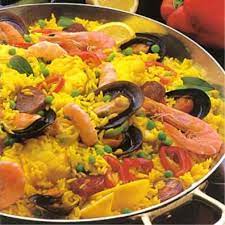 Spanish Paella Yellow Rice Yellow From The Saffron Used To Season It It Is Very Popular To Have Seafood Paella But I Always Ate Cibo Paella Frutti Di Mare