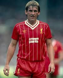 Kenny Dalglish, một trong những cầu thủ bóng đá xuất sắc nhất trong lịch sử Liverpool và Scotland, bước sang tuổi 74 vào hôm nay Sir Kenneth Mathieson Dalglish Ngày sinh: 4 tháng 3 năm 1951 Nơi sinh: Glasgow, Scotland 🏴󠁧󠁢󠁳󠁣󠁴󠁿